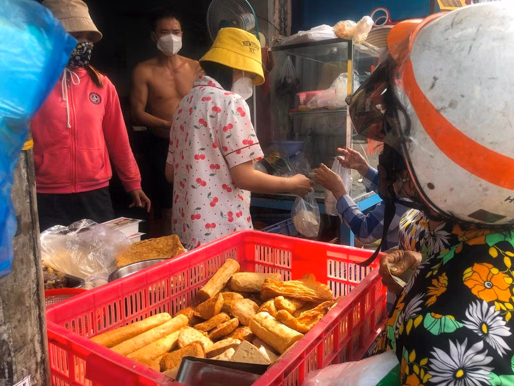 Không chỉ vàng mã, đồ chay cũng vô cùng đắt khách. Chị Bình, chủ một lò đậu hủ nóng gần chợ Hòa Bình (quận 5) cho biết, đã tăng sản lượng gấp đôi ngày thường nhưng vẫn không đủ bán cho khách.