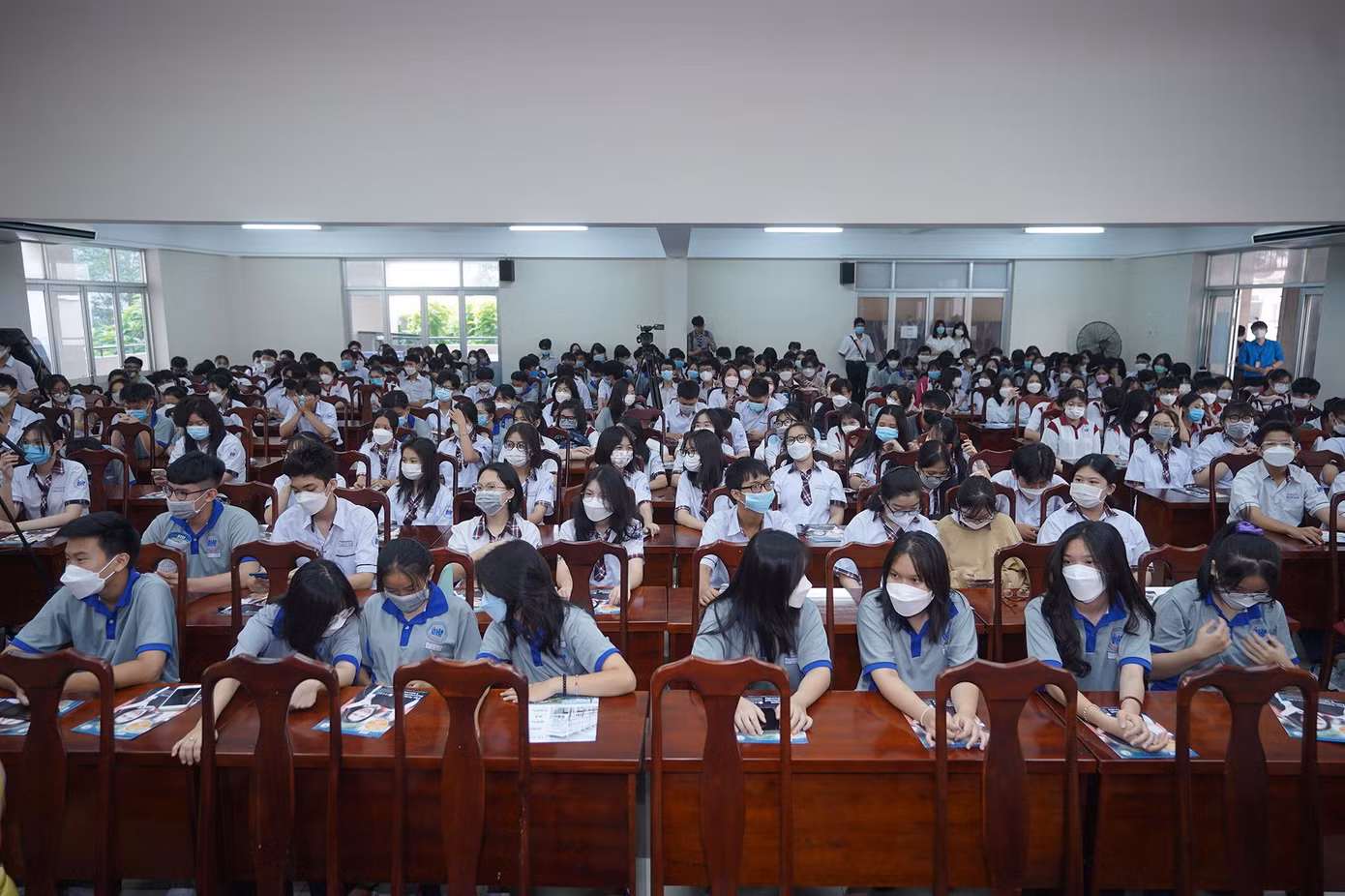 Hội trường trường THPT Nguyễn Hữu Thọ thu hút rất đông học sinh tham gia tọa đàm