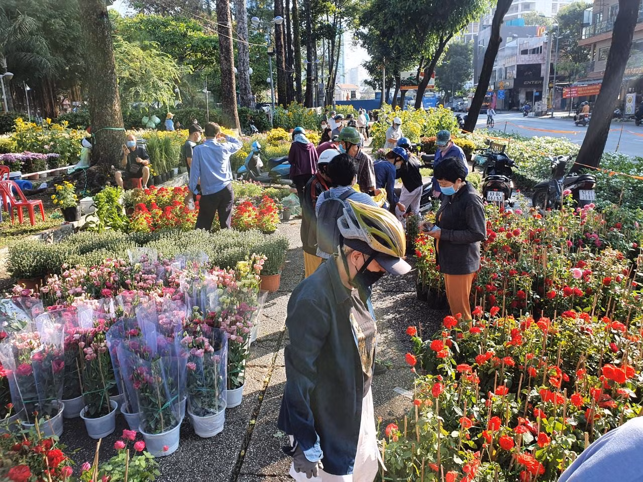 Trong khi đó, khu vực chợ hoa 23/9, các loại hoa nhỏ như hồng, cúc, mồng gà... có giá tầm 30.000-50.000 đồng/chậu đã hết hàng sớm. "Năm nay tôi đem đến khoảng 500 chậu hoa nhỏ với giá mềm, giảm giá sớm để khách chọn mua nên hiện nay đã không còn hoa để bán" - ông Bảo (ngụ tỉnh Đồng Tháp) có gần 10 năm bán hoa Tết tại TPHCM tâm sự.