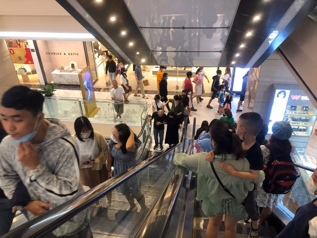 Trung tâm thương mại như Vincom, Aeon nhộn nhịp du khách.