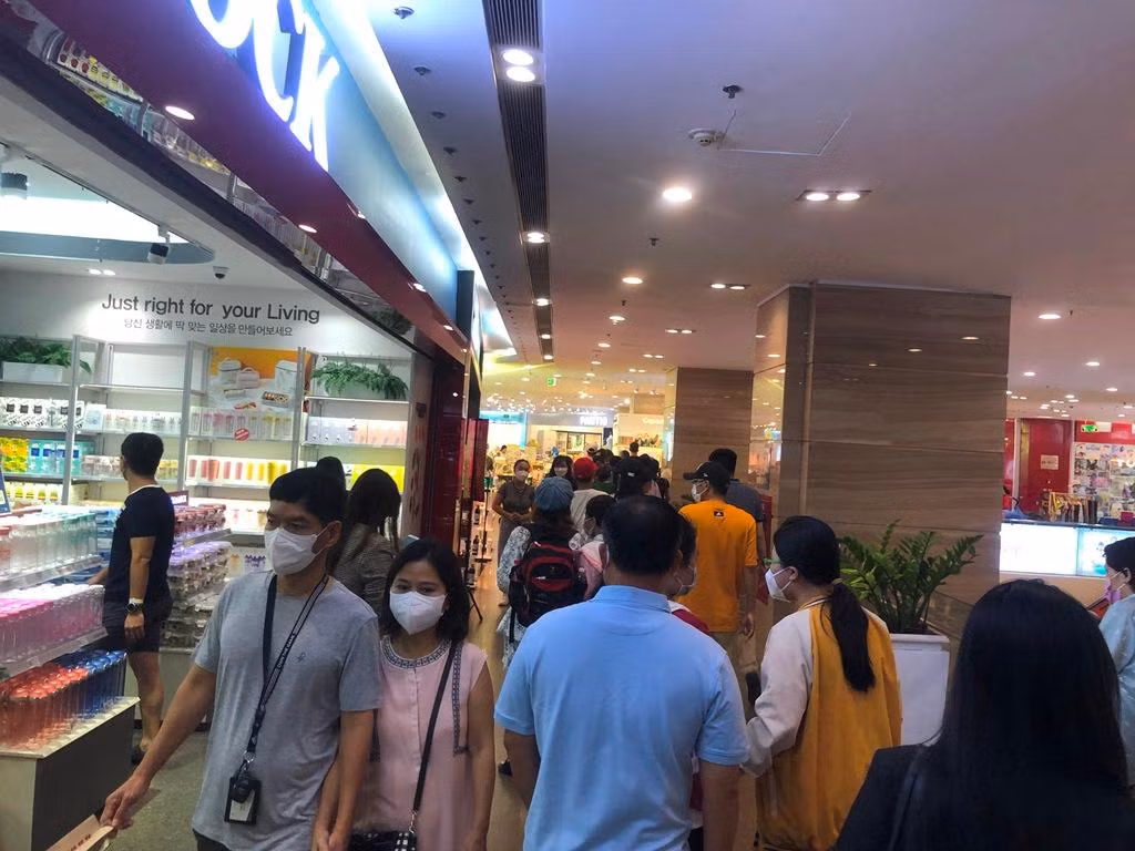 Nhiều người chọn trung tâm thương mại để vừa dạo chơi, ăn uống dịp lễ 2/9
