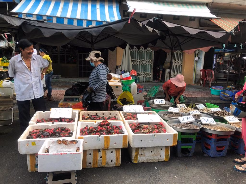 Thủy hải sản tại chợ được niêm yết giá cụ thể để khách dễ mua