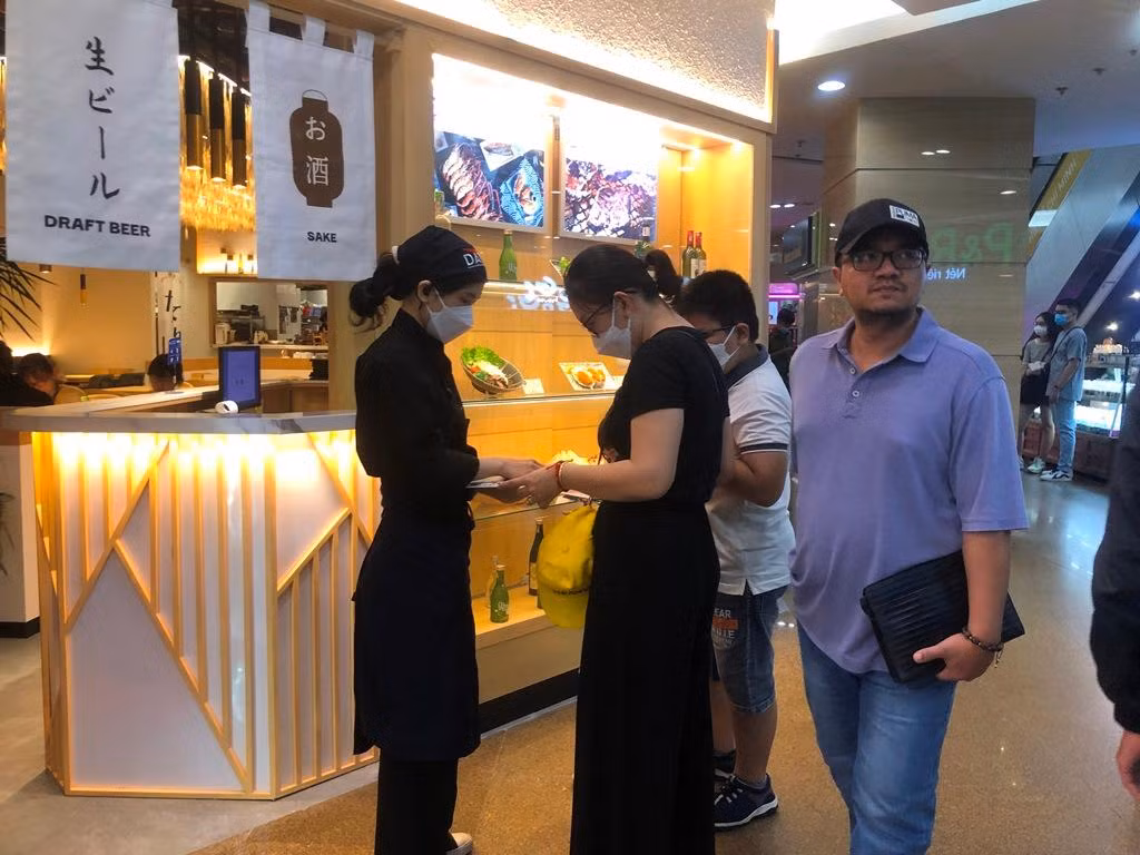 Sau khi được nhân viên đặt chỗ, khách phải chờ đợi tầm 30 phút để được sắp bàn vì khách quá đông