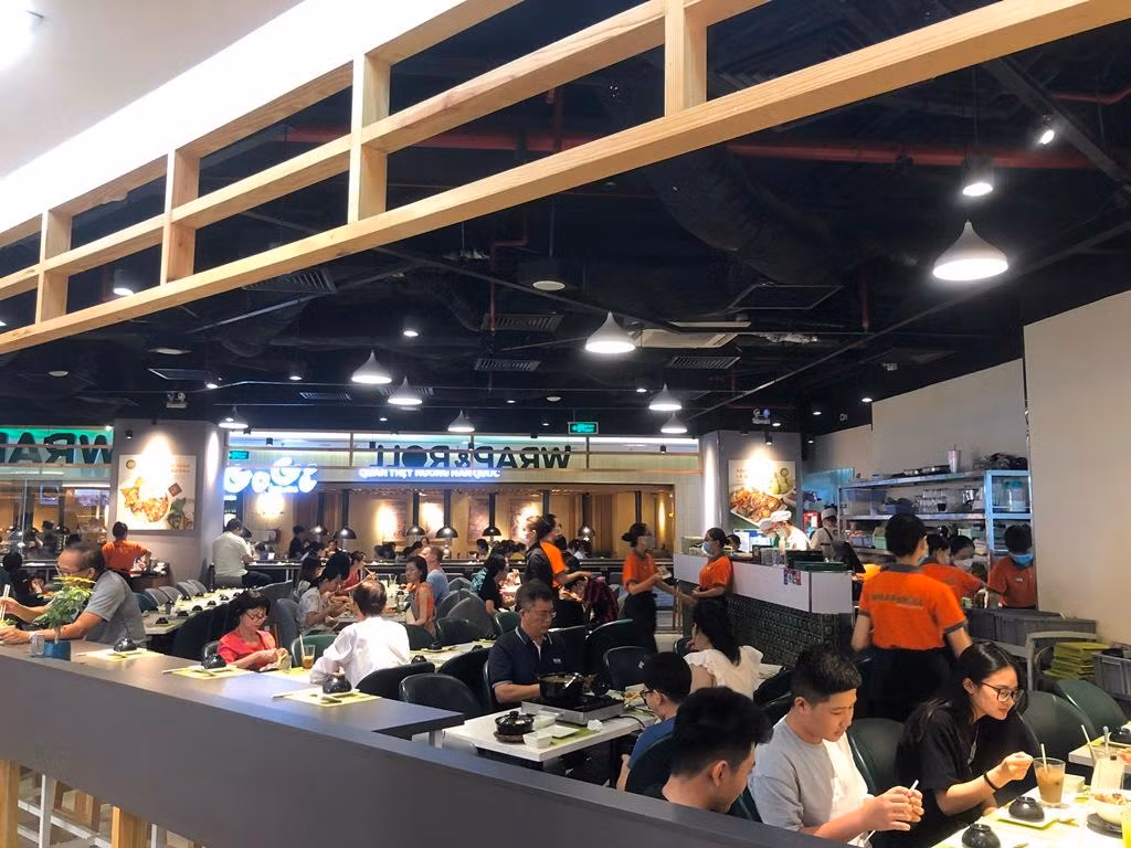 Các quầy hàng ẩm thực đều chật kín khách