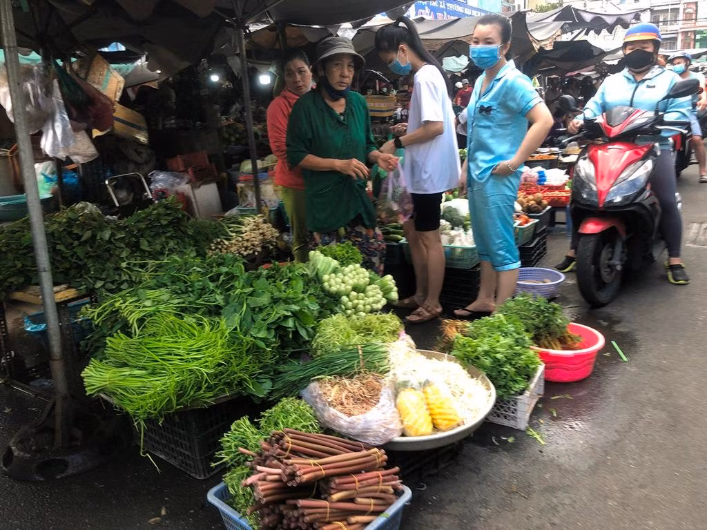 Tại chợ dân sinh, hàng hóa dồi dào nhưng sức mua không cao. Tại chợ Hòa Bình, rau củ, thịt cá đều không tăng giá.