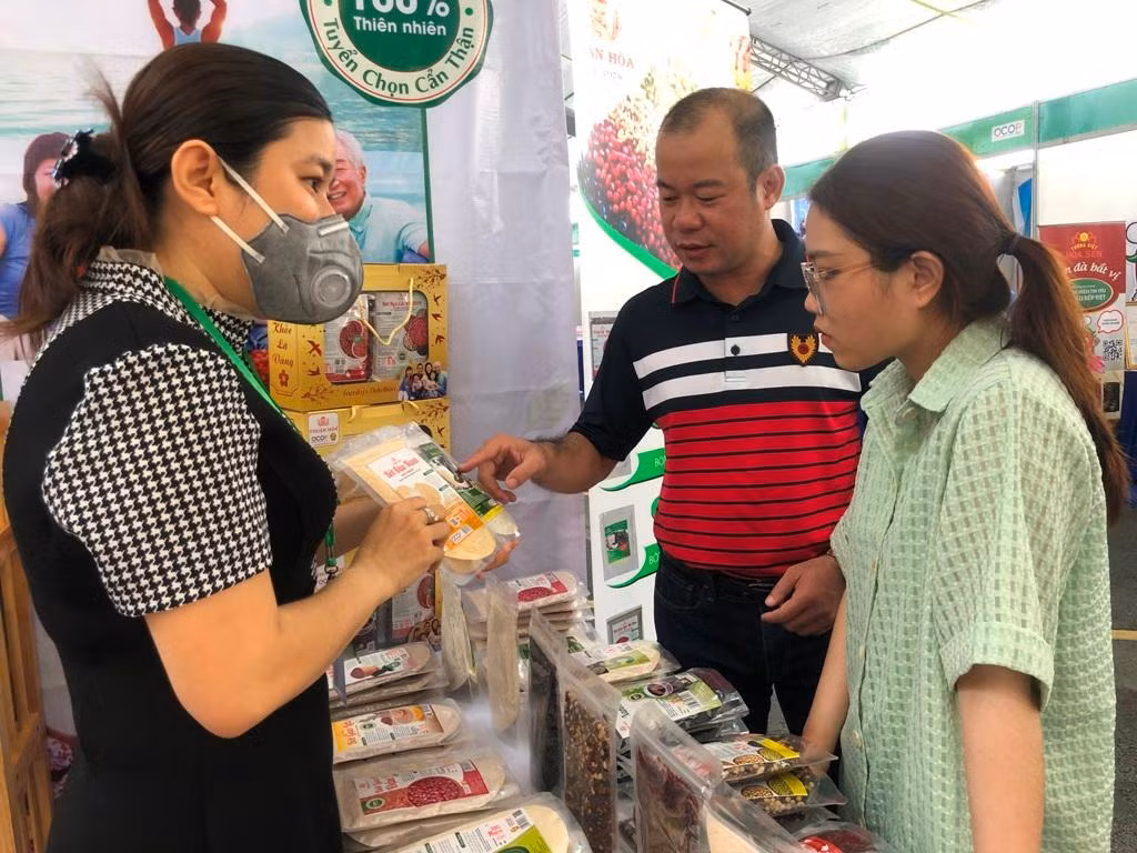 Ông Lý Tiền Dân, Giám đốc Công ty TNHH Thuận Hòa Food (Cần Thơ) giới thiệu nhiều loại trà được mix từ đậu đen, đậu nành, đậu xanh... có tác dụng giữ dáng, đẹp da. "Sản phẩm đạt OCOP 4 sao (chương trình mỗi xã một sản phẩm) được 2 năm. Đưa sản phẩm đến chào hàng tại TPHCM, tôi rất kỳ vọng tiếp cận được nhiều đối tác hơn, mở rộng kênh phân phối và hướng đến xuất khẩu" - ông Dân mong muốn".