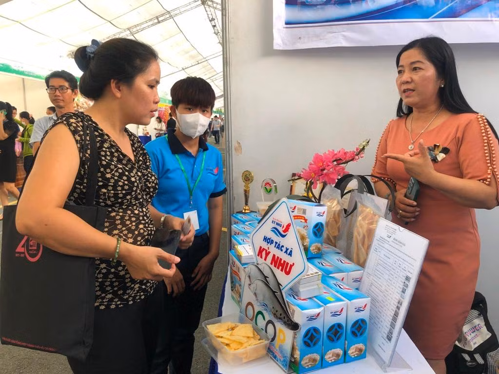 Sáng 10/11, Sở Công thương đã phối hợp với Công ty MM Mega Market Việt Nam đồng loạt tổ chức lễ khai mạc “Tuần hàng OCOP – Sản vật Việt Nam phát triển và hội nhập” tại 3 thành phố Hà Nội, Đà Nẵng và TPHCM. Tại TPHCM, các doanh nghiệp đã chào hàng nhiều sản phẩm mới lạ như bánh phồng cá thác lác, bưởi hồng, nho, hồng sấy Đà Lạt... với giá cả cực mềm đến khách tham quan.
