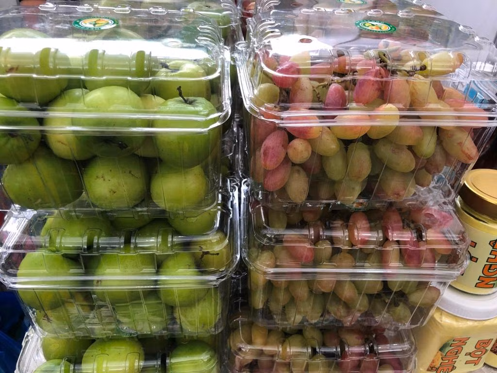 Nho hồng nhật, táo Ninh Thuận... ngon lành, bắt mắt. Trong đó nho hồng giá 150.000 đồng/kg, táo 50.000 đồng/kg...