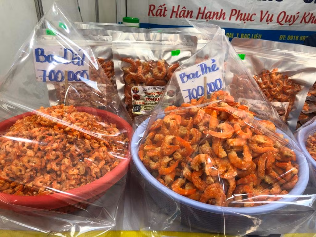 Tôm khô - sản phẩm luôn cháy hàng dịp Tết cũng được chào hàng dịp này, với giá khá mềm, chỉ từ 700.000 đồng/kg.