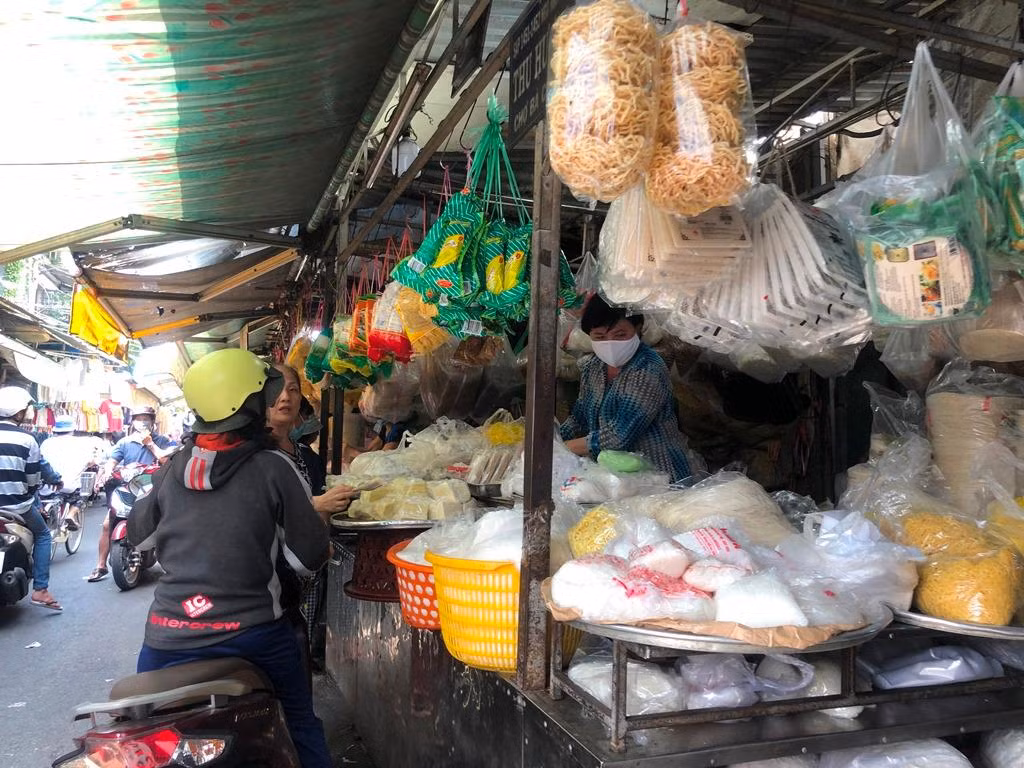 Các loại bún, mì, bánh tráng... cũng đắt hàng