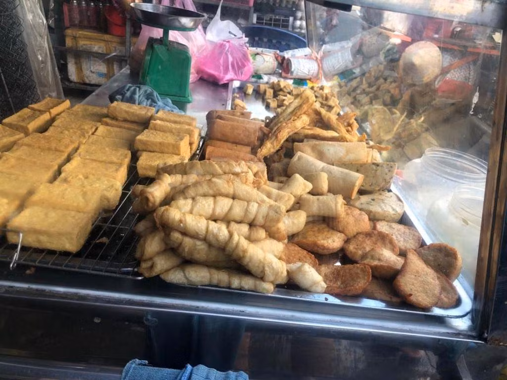 Thực phẩm chay đa dạng từ đậu hủ, lòng heo, chả cá giả chay... tuy đắt khách ngày rằm nhưng giá ổn định, chỉ từ 3.000 đồng/miếng.