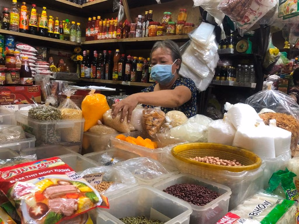 Bà Mười Hoa buồn hiu vì hàng hóa tăng giá, khách đến chợ vắng hơn trước