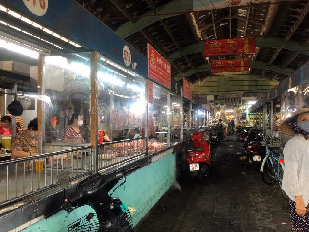 Khu vực kinh doanh thịt heo vắng cả người bán lẫn người mua dù trong giờ cao điểm chợ