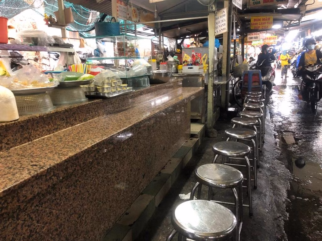 Một sạp chè trong chợ thường đông khách nay bỗng vắng hoe