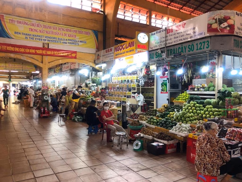 Dù đã bắt đầu có khách trở lại nhưng chợ Bến Thành (quận 1) vẫn thưa vắng do nhiều mặt hàng tăng giá theo xăng