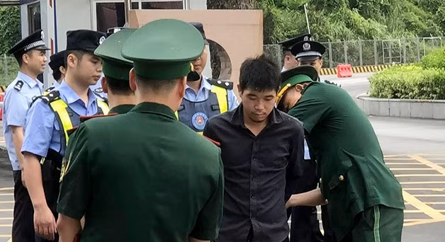 Lực lượng chức năng 2 nước Việt Nam, Trung Quốc bàn giao đối tượng truy nã tại cửa khẩu quốc tế Hữu Nghị (huyện Cao Lộc- Lạng Sơn). Ảnh: H.T