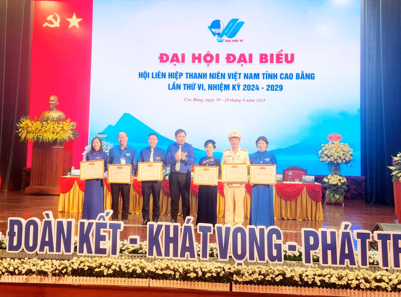 Các tập thể, cá nhân có thành tích xuất sắc nhận Bằng khen của Trung ương Hội LHTN Việt Nam.