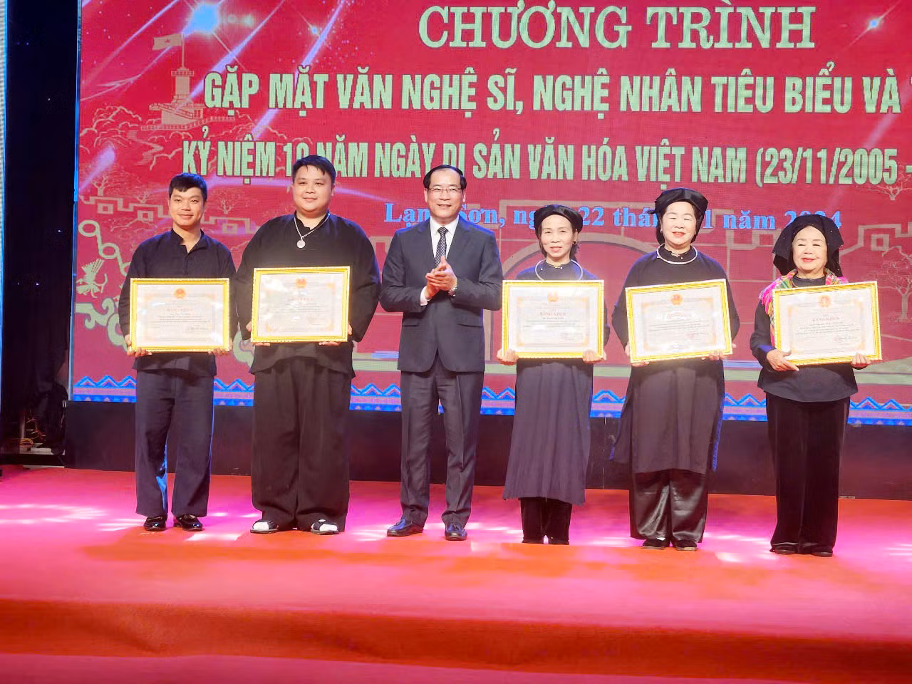Các nghệ nhân tiêu biểu mang Then sang châu Âu biểu diễn nhận Bằng khen của Chủ tịch UBND tỉnh Lạng Sơn Ảnh: Duy Chiến.