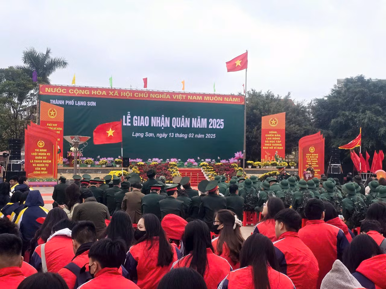 Quang cảnh lễ bàn giao nhận quân ở thành phố Lạng Sơn sáng 13/2. Ảnh: Duy Chiến