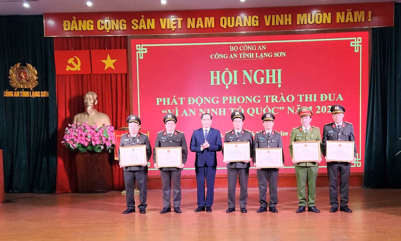 Với những chiến công đã đạt được, nhiều tập thể, cá nhân được tôn vinh, khen thưởng -Ảnh: Duy Chiến