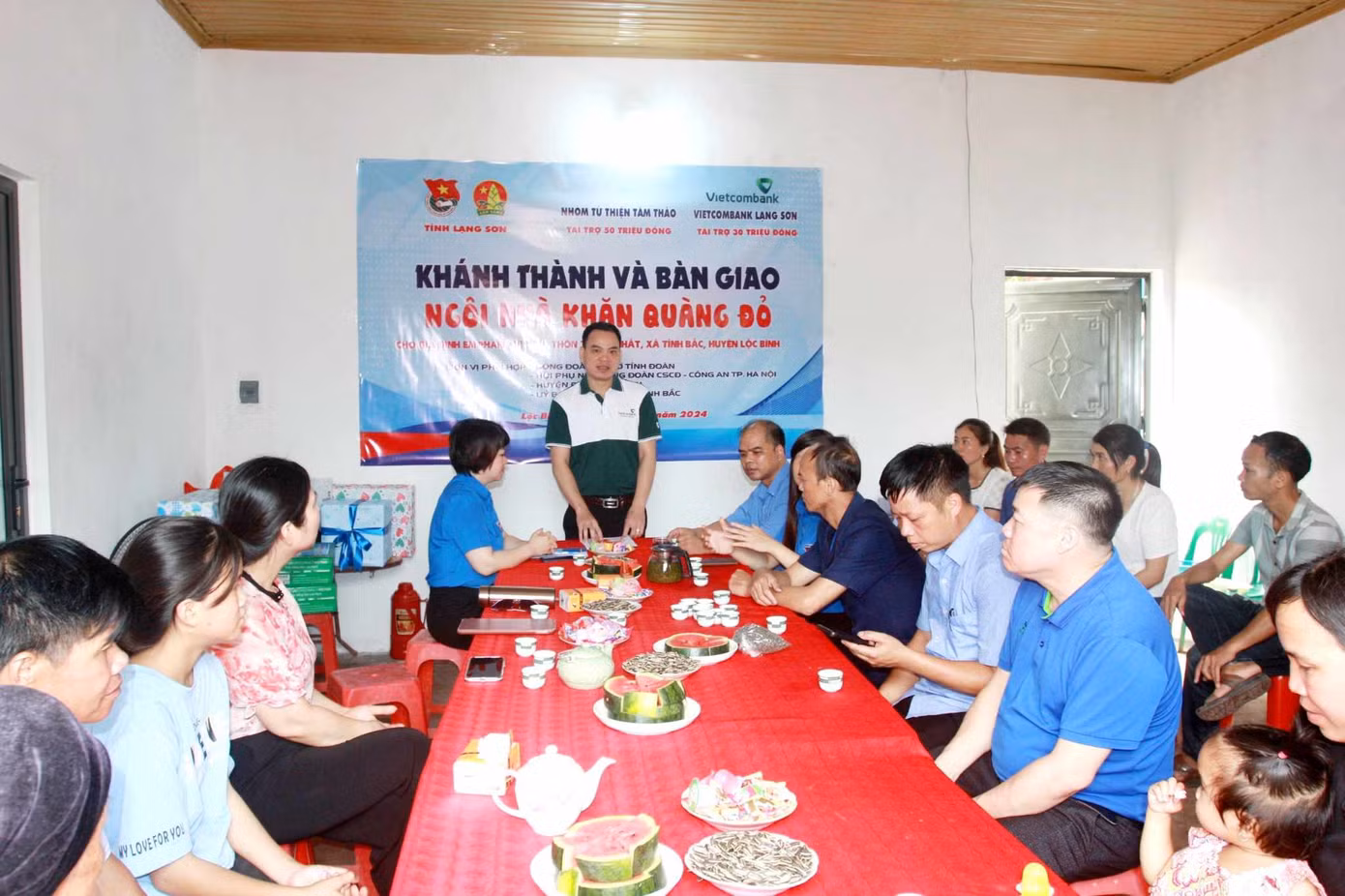 Ông Hoàng Đình Hưng - Phó Giám đốc Ngân hàng Vietcombank chi nhánh Lạng Sơn cho biết, luôn đồng hành với tổ chức Đoàn địa phương xây dựng các công trình an sinh xã hội, nhất là nhà "Khăn quàng Đỏ" cho học sinh Lạng Sơn.