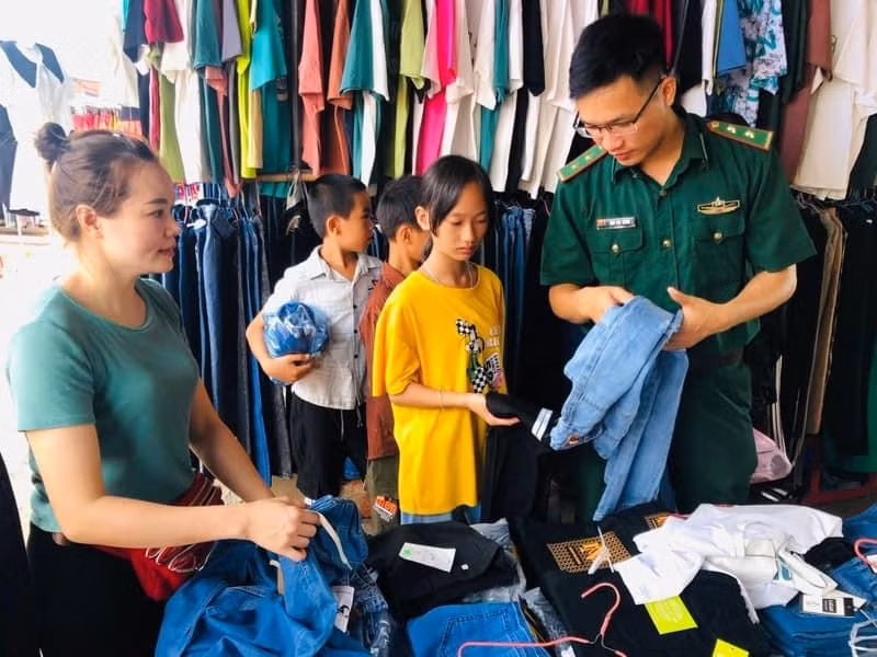 Cán bộ, chiến sĩ biên phòng Cao Bằng mua sắm quần áo, dụng cụ học tập cho các cháu học sinh hoàn cảnh khó khăn trước thềm năm học mới. Ảnh: PV