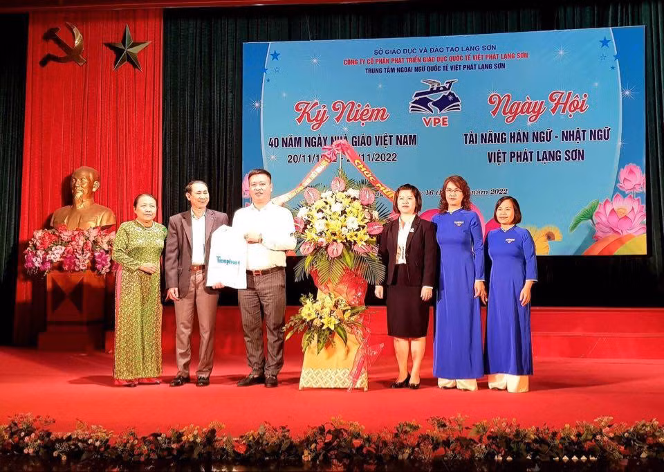 Nhân Lễ ký kết hợp tác và Kỷ niệm 40 năm Ngày nhà giáo Việt Nam (20/11), đại diện Tỉnh Đoàn và cơ quan báo Tiền Phong tại Lạng Sơn tặng hoa chúc mừng các Thầy cô giáo Công ty CP Việt Phát Lạng Sơn - Ảnh: Duy Chiến