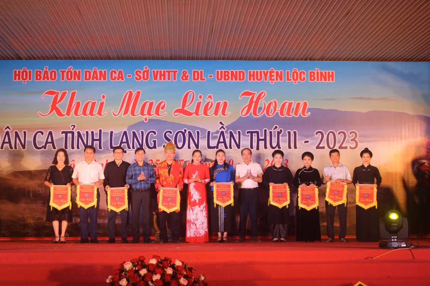 Trao cờ lưu niệm cho các đoàn tham gia Liên hoan.