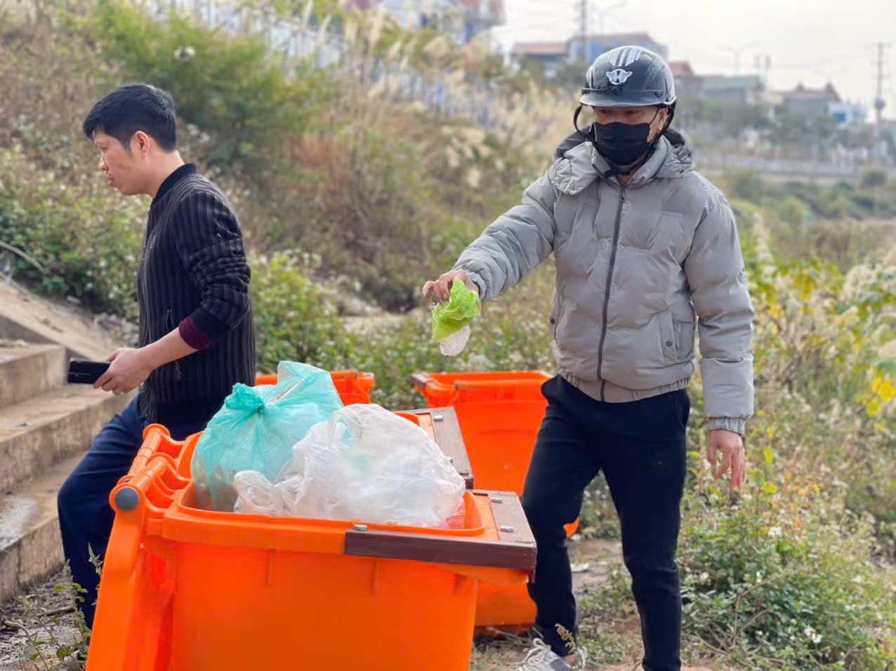 Tuân thủ bỏ rác vào thùng theo quy định.