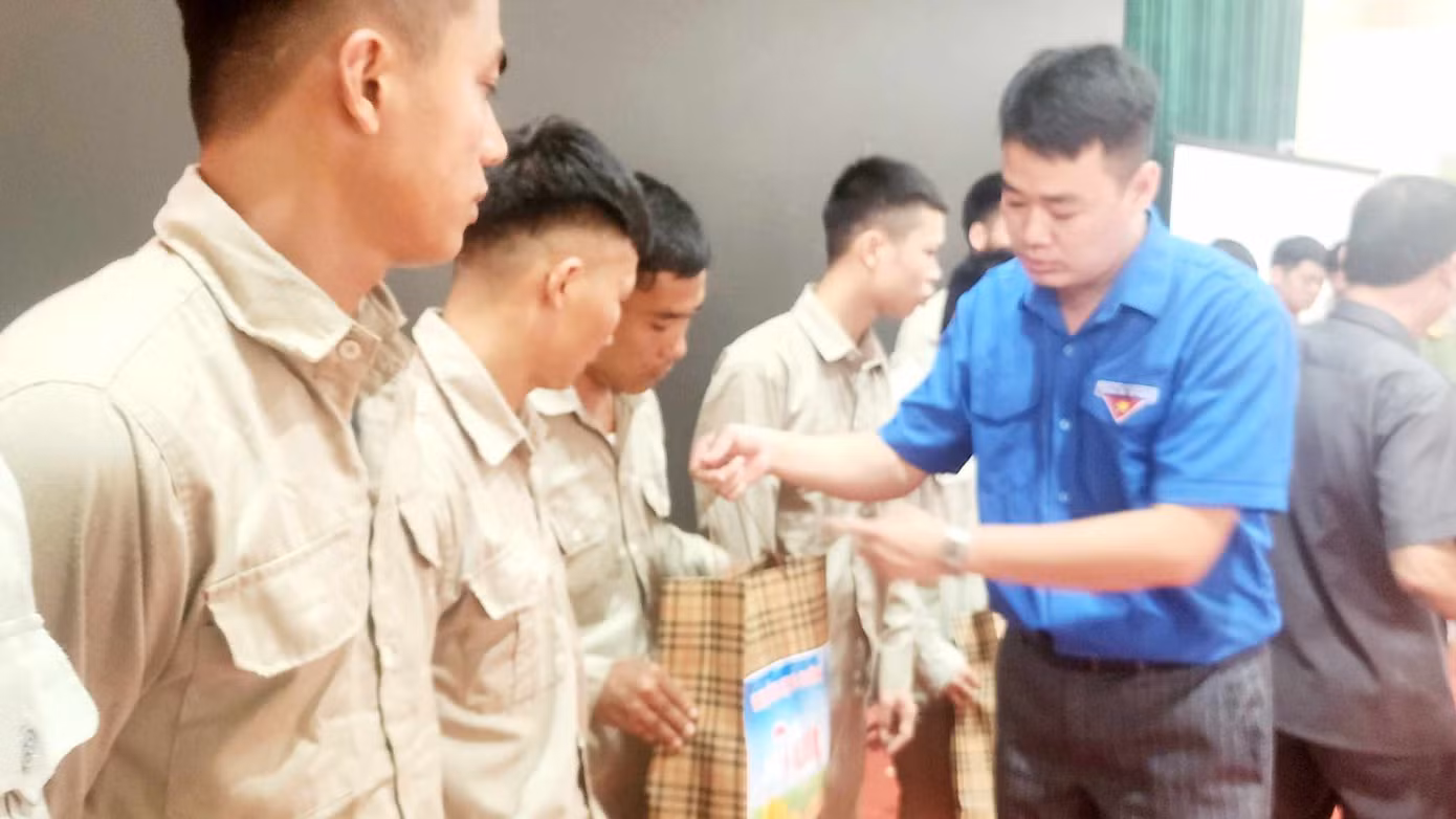 Anh Đoàn Thanh Công- Phó Bí thư phụ trách Tỉnh Đoàn Lạng Sơn tặng quà cho các học viên cai nghiện ma túy.