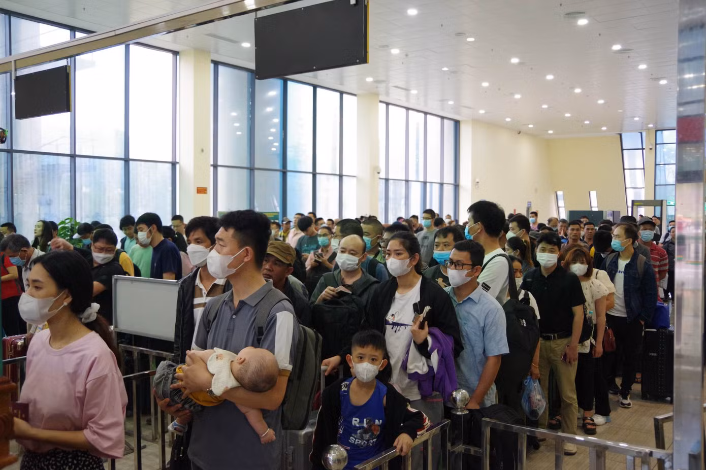 Từ sáng sớm, du khách tập trung tại khu vực làm thủ tục xuất nhập cảnh. Ảnh: Duy Chiến.
