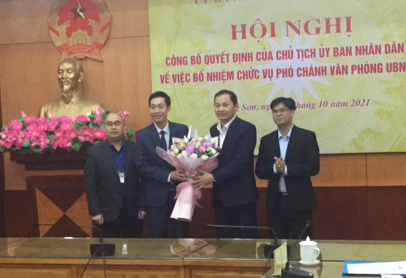 Tập thể lãnh đạo văn phòng UBND tỉnh Lạng Sơn tặng hoa chúc mừng tân Phó Chánh văn phòng. Ảnh: Duy Chiến
