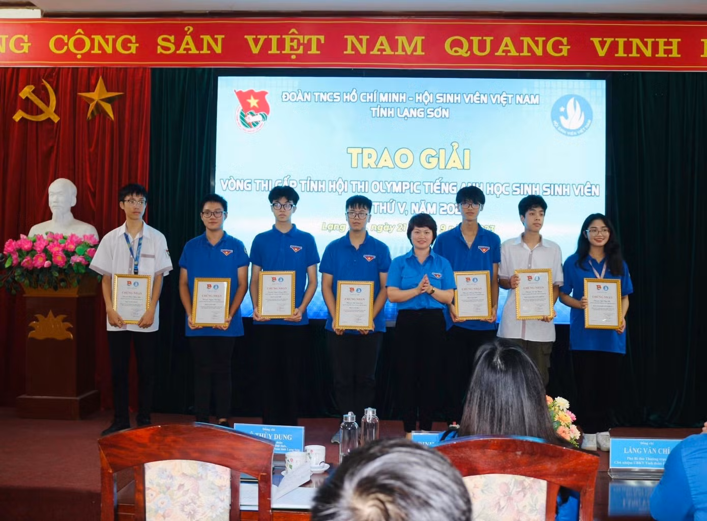 Trao giải vòng thi cấp tỉnh Hội thi Olympic tiếng Anh cho học sinh, sinh viên.
