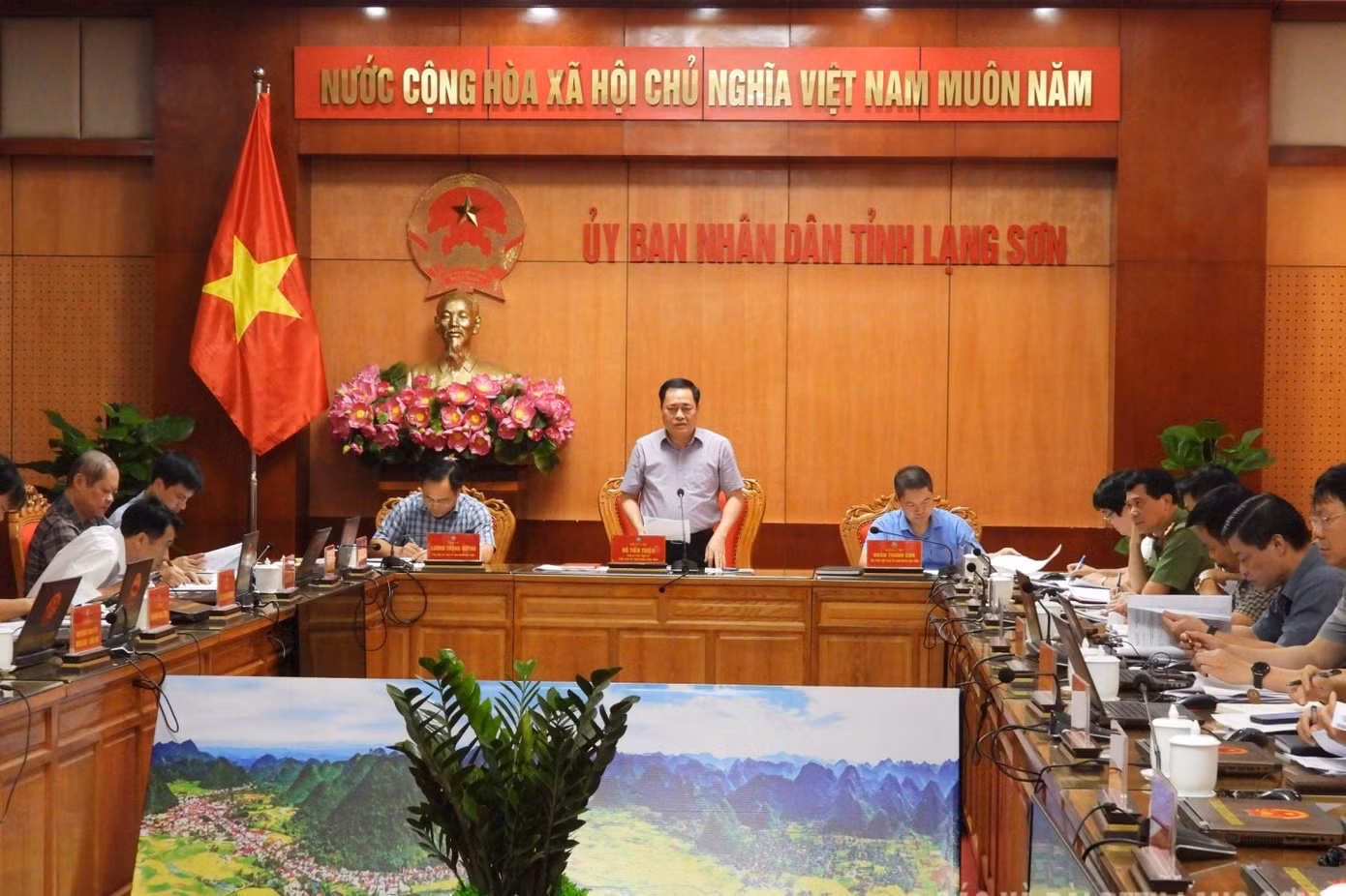 Chủ tịch UBND tỉnh Lạng Sơn Hồ Tiến Thiệu phê bình nhiều sở, ngành và các huyện trên địa bàn đã để các dự án đầu tư chậm tiến độ.