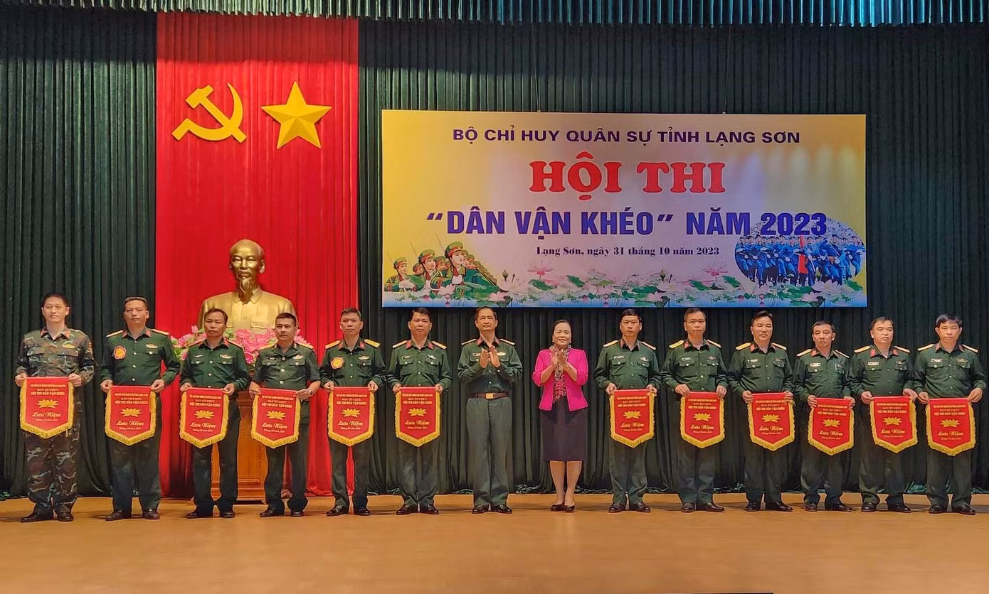 Lãnh đạo ban dân vận Tỉnh ủy và Bộ CHQS Lạng Sơn trao cờ lưu niệm tặng 12 đội tham gia Hội thi "Dân vận khéo" năm 2023. Ảnh: Duy Chiến