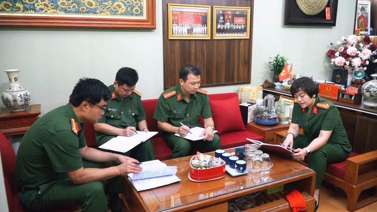 Thượng tá Hoàng Thị Tuyết Nhung và các đồng đội. Ảnh: Duy Chiến