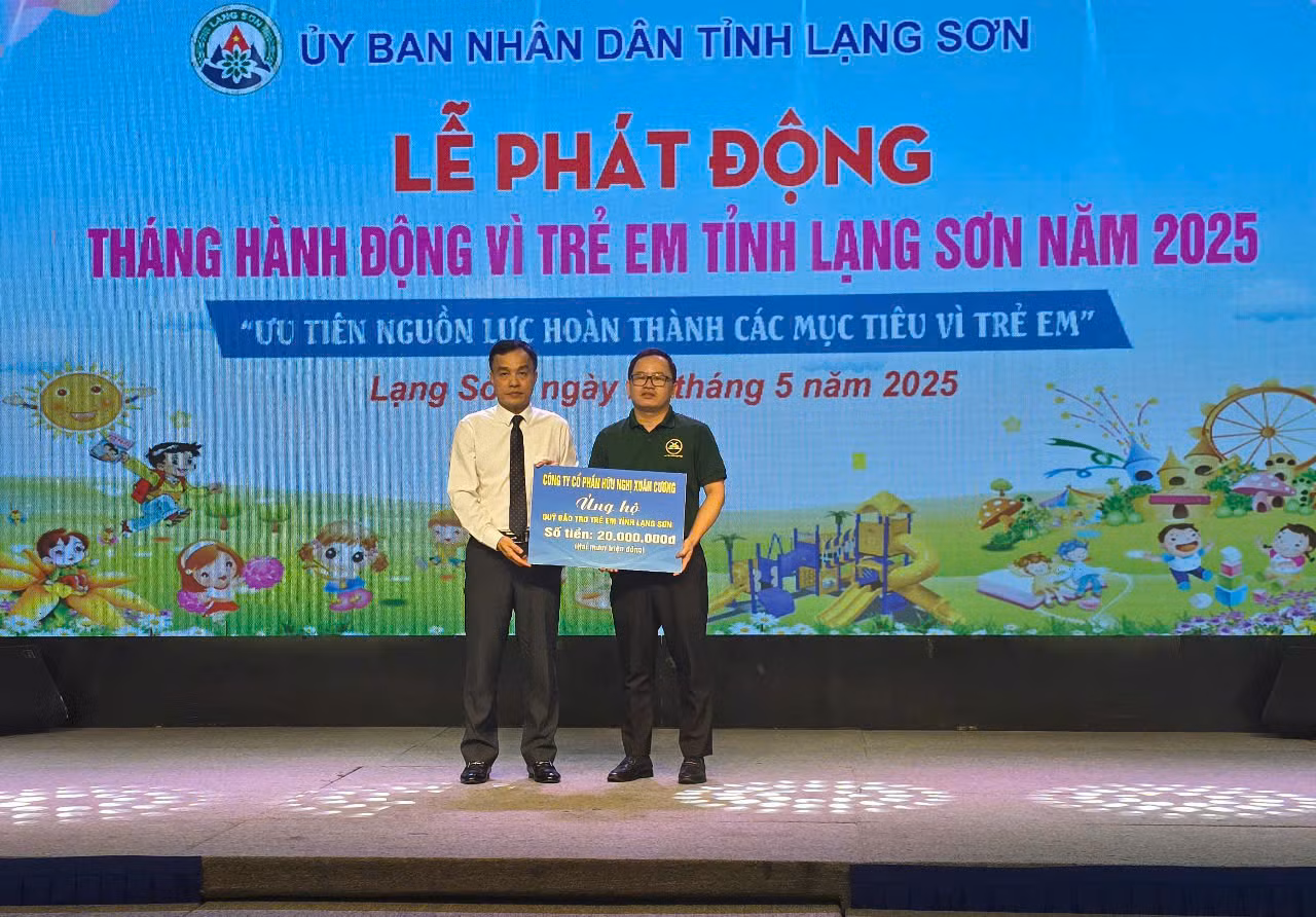 Tại chương trình, nhiều tập thể, cá nhân, doanh nghiệp, đóng góp kinh phí ủng hộ Quỹ “Bảo trợ trẻ em tỉnh Lạng Sơn năm 2025”, chung tay giúp sức để trẻ em địa phương có cuộc sống vui tươi, tốt đẹp hơn. Ảnh: Duy Chiến.