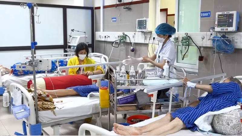 Ba bệnh nhân được cấp cứu tại bệnh viện đa khoa Lạng Sơn. Ảnh: TL