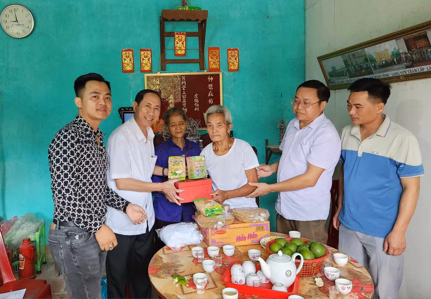 Đoàn công tác thiện nguyện do báo Tiền Phong thường trú tại Lạng Sơn thăm, tri ân những người có công trên địa bàn huyện Tràng Định. Ảnh: Duy Chiến