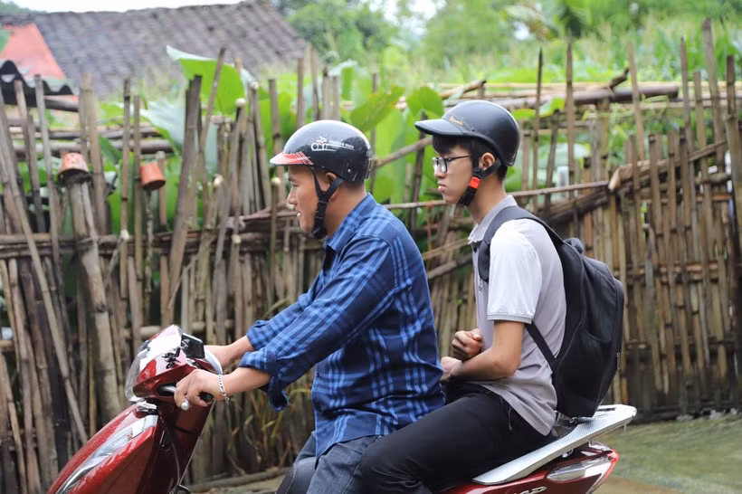 Các thầy giáo trẻ, đoàn viên đến tận nhà đưa các em vùng lũ từ nhà đến địa điểm thi. Ảnh: N.C Các thầy giáo trẻ, đoàn viên đến tận nhà đưa các em vùng lũ từ nhà đến địa điểm thi. Ảnh: N.C