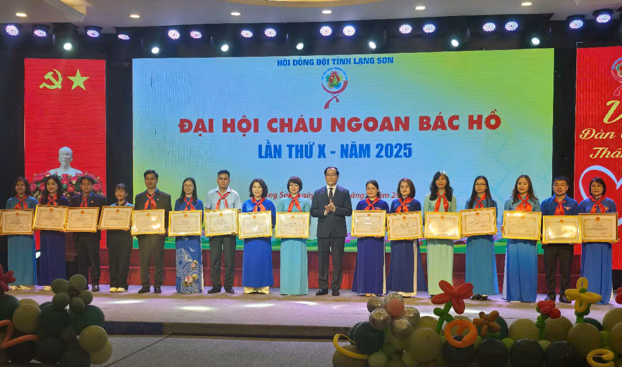 Các tập thể, cá nhân có thành tích xuất sắc được nhận Bằng khen của Chủ tịch UBND tỉnh Lạng Sơn. Ảnh: Duy Chiến
