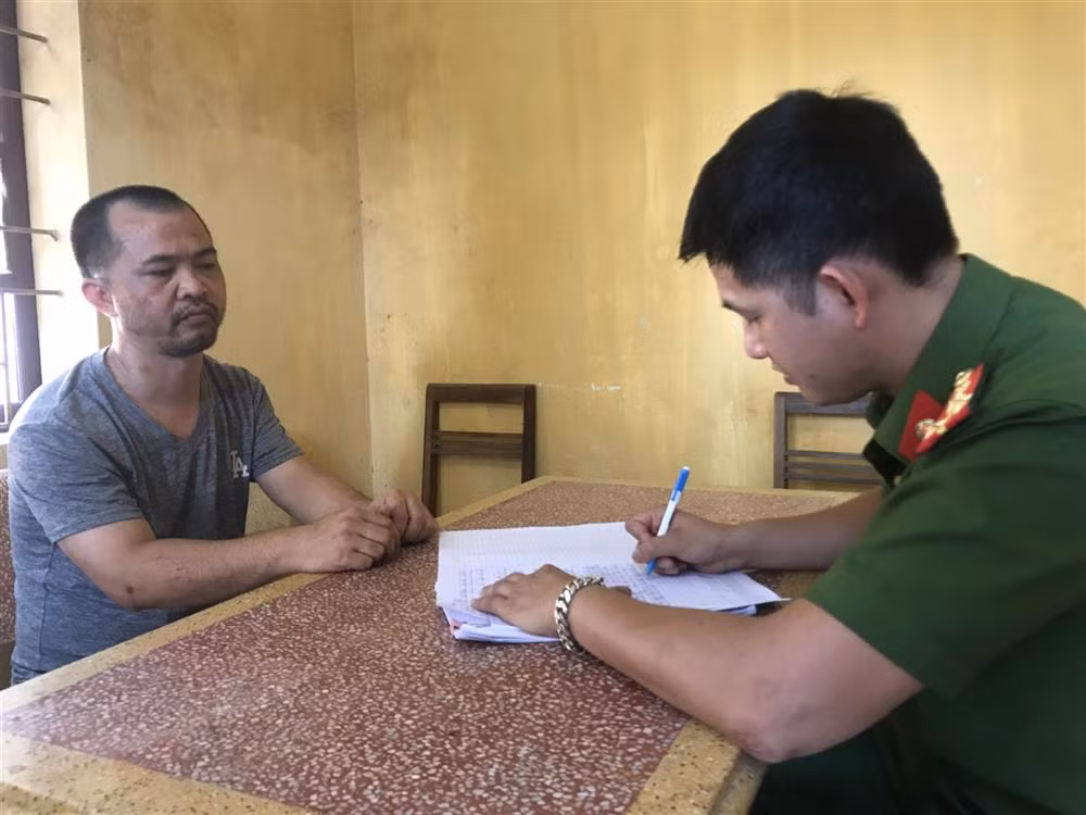 Đối tượng Nguyên (bìa trái) tại cơ quan công an. Ảnh: H.T