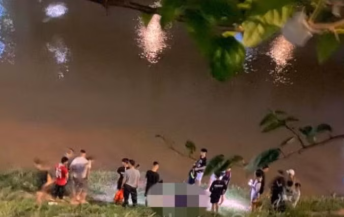 Sau khoảng một giờ đồng hồ, lực lượng chức năng đã cứu được thanh niên nhảy cầu, đưa vào bờ.