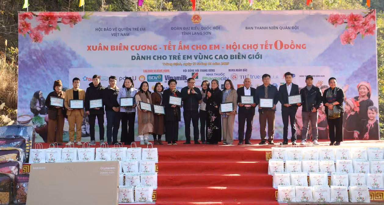 Tri ân các nhà đồng hành, tài trợ chương trình.