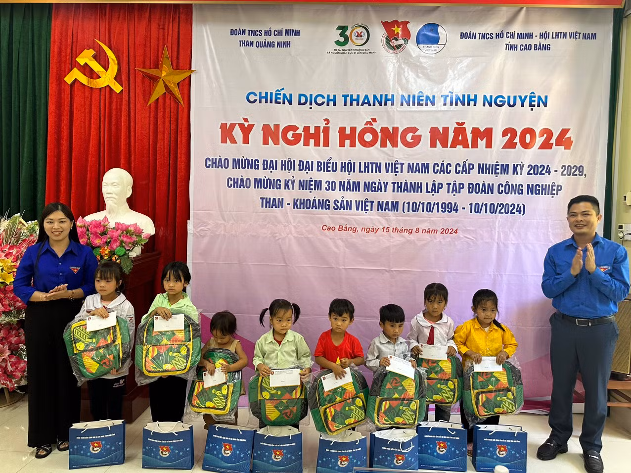 Chăm lo các em thiếu niên, nhi đồng.