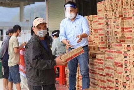 Công ty CPVTTM Bảo Nguyên tổ chức phát trên 1000 thùng mì tôm cho lái xe và người lao động tại cửa khẩu Tân Thanh Thời gian qua, Công ty CP Hữu Nghị Xuân Cương phối hợp với các cơ quan, đơn vị tổ chức nhiều hoạt động để trợ giúp lái xe đường dài đang đỗ dừng ở cửa khẩu Hữu Nghị. Năm nay, công ty tiếp tục miễn giảm tiền đi xe điện trong khu cửa khẩu - Ảnh: Duy Chiến