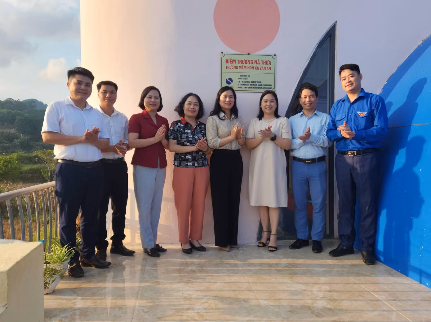 Nghi lễ gắn biển tên phòng học mầm non Nà Thưa -Ảnh: Duy Chiến