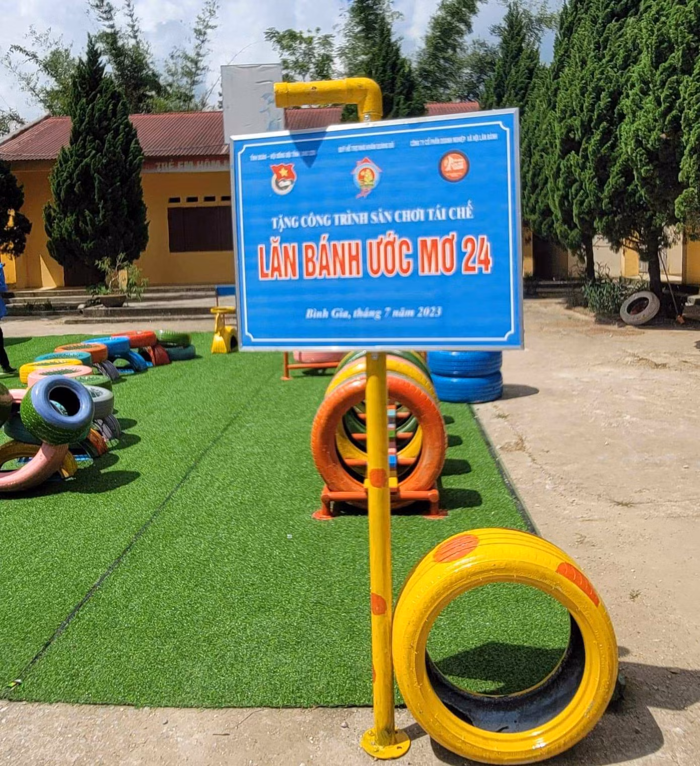 Các vật dụng tái chế biến thành sân chơi cho các em Các vật dụng tái chế biến thành sân chơi cho các em