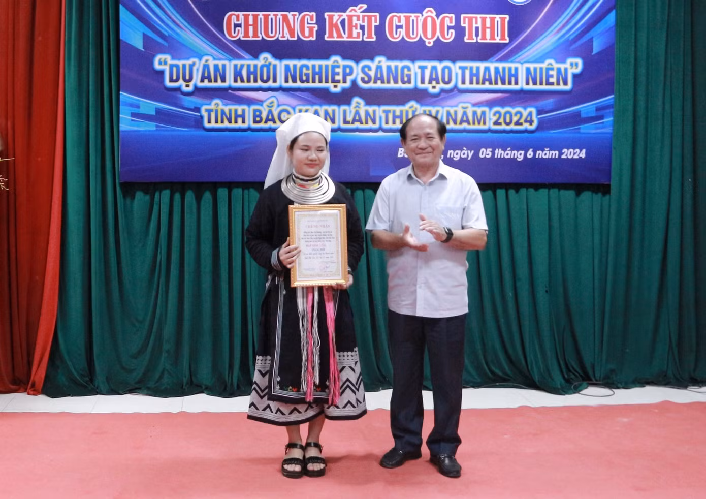 Nhóm tác giả Bàn Thị Hương, huyện Ngân Sơn nhận giải Nhì cho dự án "Bảo tồn, phát huy văn hóa dân tộc Dao Tiền".