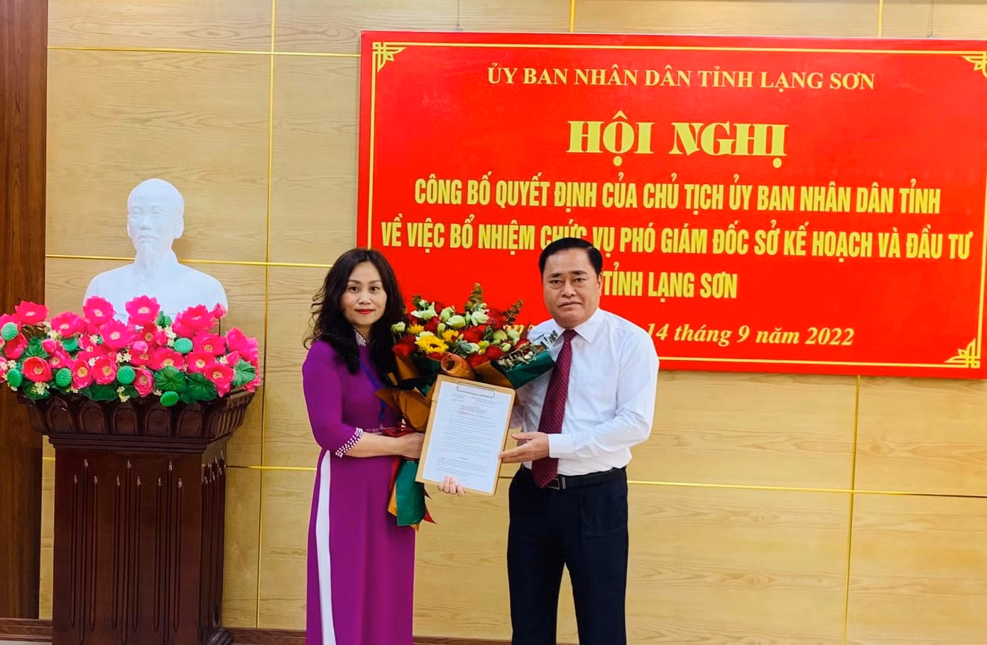 Bà Dương Thị Hoan (bìa trái) nhận Quyết định và hoa của Chủ tịch UBND tỉnh Lạng Sơn. Ảnh: Duy Chiến